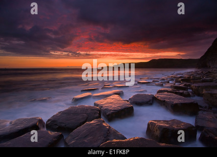 Purpurroter Sonnenuntergang am Kimmeridge - löscht der Himmel nach einem Regen Sturm gerade lange genug, um die tief roten und lila Wolken zeigen Stockfoto