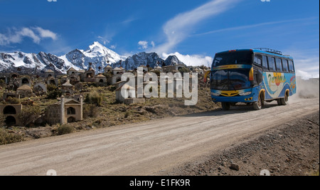 Milluni Miner´s Friedhof und Huayna Potosi Mountain (6088mts). In der Nähe von La Paz. Bolivien Stockfoto