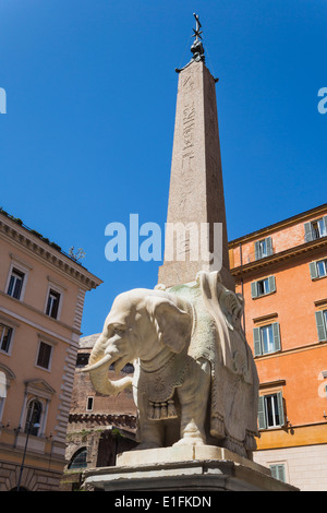 Rom, Italien. Piazza della Minerva. Das 17. Jahrhundert Skulptur des Elefanten von Berninis Schüler Ercole Ferrata Stockfoto