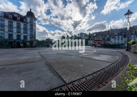 Bouillon (Belgien). Das Stadtzentrum und einen einzigartigen Kreisverkehr. Die mittelalterliche Burg ist im Hintergrund gesehen. Stockfoto