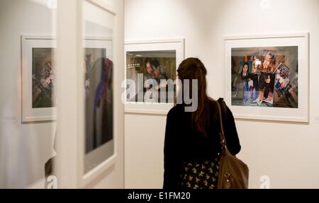 München, Deutschland. 3. Juni 2014. Ein Besucher-Ansichten-Bilder des Fotografen Ann-Christine Woehrl sind in der Ausstellung UN / BIOMASSEHEIZKRAFTWERK (lit.) In/sichtbar) - Frauen überleben Säure "in München, 3. Juni 2014. Woehrl nimmt Bilder von Frauen, die angegriffen wurden mit Säure des Feuers. Die Exhibiiton läuft vom 6. Juni 2014 bis 11. Januar 2015 an das staatliche Museum für Völkerkunde in München. Foto: SVEN HOPPE/DPA/Alamy Live-Nachrichten Stockfoto