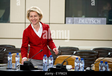 Brüssel, Belgien. 3. Juni 2014. Bundesministerin Ursula von der Leyen Verteidigung kommt für das Treffen der NATO-Verteidigungsminister in Brüssel, Belgien, 3. Juni 2014. Die Verteidigungsminister der 28 Mitgliedsstaaten der NATO diskutieren eine stärkere militärische Präsenz in den osteuropäischen Mitgliedstaaten vor dem Hintergrund der aktuellen Krise in der Ukraine. Foto: BERND VON JUTRCZENKA/DPA/Alamy Live-Nachrichten Stockfoto