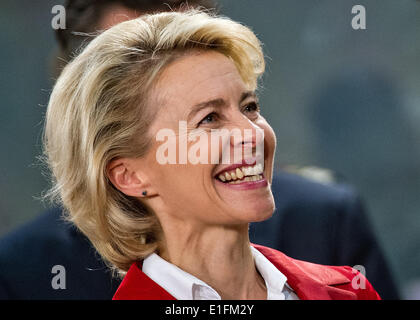 Brüssel, Belgien. 3. Juni 2014. Bundesministerin Ursula von der Leyen Verteidigung kommt für das Treffen der NATO-Verteidigungsminister in Brüssel, Belgien, 3. Juni 2014. Die Verteidigungsminister der 28 Mitgliedsstaaten der NATO diskutieren eine stärkere militärische Präsenz in den osteuropäischen Mitgliedstaaten vor dem Hintergrund der aktuellen Krise in der Ukraine. Foto: BERND VON JUTRCZENKA/DPA/Alamy Live-Nachrichten Stockfoto