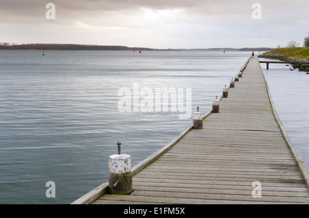 langen hölzernen Pier am "Veerse Meer" in den Niederlanden Stockfoto