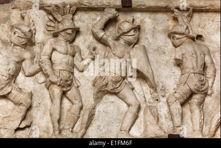 Rom, Italien. Basrelief im Kolosseum der Gladiatoren kämpfen. Stockfoto