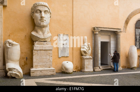 Rom, Italien. Das Capitoline Museum. Innenhof Palazzo dei Conservatori. Stücke von der Kolossalstatue des Kaisers Constantine Stockfoto