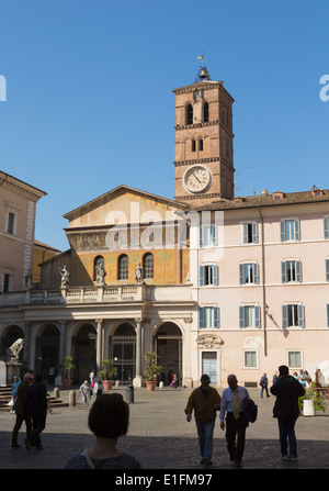 Rom, Italien. Basilica di Santa Maria in Trastevere von Piazza mit dem gleichen Namen gesehen. Stockfoto