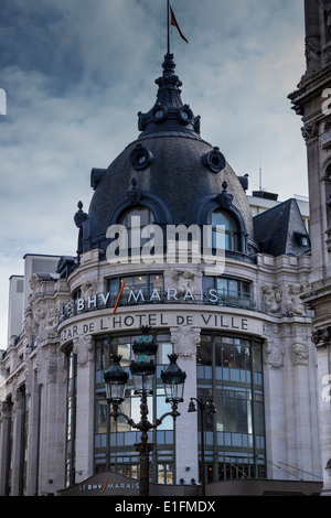 Paris, Frankreich. Ein dramatisches Bild der BHV Marais Shopping Mall in der Nähe von Hotel de Ville (Rathaus) Stockfoto