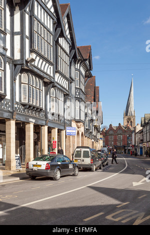 Knifesmithgate, Chesterfield Stadtzentrum mit der Schiefe Kirchturm in der Ferne. Chesterfield, England, Großbritannien Stockfoto
