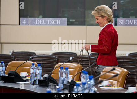 Brüssel, Belgien. 3. Juni 2014. Bundesministerin Ursula von der Leyen Verteidigung kommt für das Treffen der NATO-Verteidigungsminister in Brüssel, Belgien, 3. Juni 2014. Die Verteidigungsminister der 28 Mitgliedsstaaten der NATO diskutieren eine stärkere militärische Präsenz in den osteuropäischen Mitgliedstaaten vor dem Hintergrund der aktuellen Krise in der Ukraine. Foto: BERND VON JUTRCZENKA/DPA/Alamy Live-Nachrichten Stockfoto