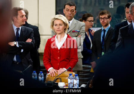 Brüssel, Belgien. 3. Juni 2014. Bundesministerin Ursula von der Leyen Verteidigung kommt für das Treffen der NATO-Verteidigungsminister in Brüssel, Belgien, 3. Juni 2014. Die Verteidigungsminister der 28 Mitgliedsstaaten der NATO diskutieren eine stärkere militärische Präsenz in den osteuropäischen Mitgliedstaaten vor dem Hintergrund der aktuellen Krise in der Ukraine. Foto: BERND VON JUTRCZENKA/DPA/Alamy Live-Nachrichten Stockfoto