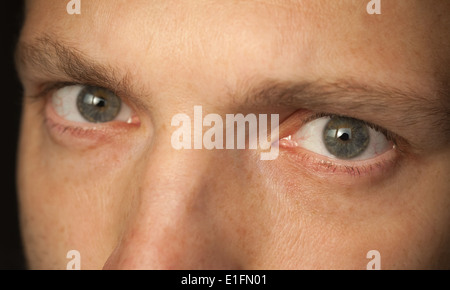 Foto der kaukasischen Mann Augen schließen Stockfoto