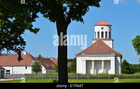 Blick auf die Orangerie am Schloss Neuhardenberg und der Turm der Schinkel-Kirche in Neuherdenberg, 30. Mai 2014. 1997 wurde das Herrenhaus durch die Einsparung Banken Verband Deutscher Sparkassen-Und Giroverband erworben und restauriert für 60 Millionen Euro. Preußischen Königs Friedrich Wilhelm III. hatte die Eigenschaft seine staatliche Kanzler Fürst Karl August von Hardenberg für seine Beiträge zur Reform des preußischen Staates im Jahre 1814 gegeben. Foto: Patrick Pleul/dpa Stockfoto