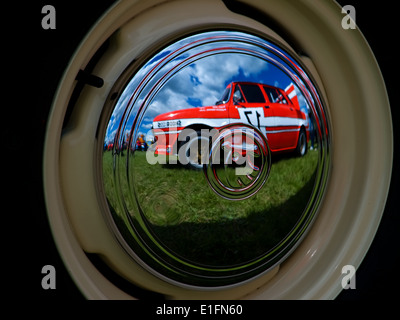 Reflexionen von historischen Rennwagen Stockfoto
