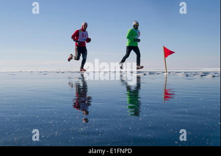 Die 10. Baikal Ice Marathon-Läufer laufen auf der gefrorenen Oberfläche der größte See der Welt, Oblast Irkutsk, Sibirien, Russland Stockfoto