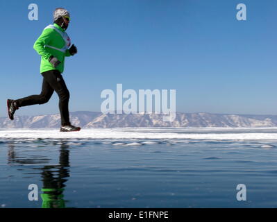 Läufer am 10. Baikal Ice Marathon laufen auf der gefrorenen Oberfläche der größte See der Welt, Oblast Irkutsk, Sibirien, Russland Stockfoto
