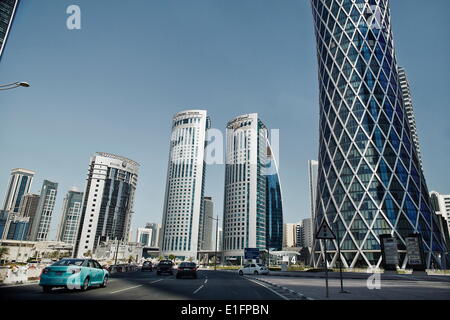 Die Innenstadt von Doha mit seiner beeindruckenden Skyline der Wolkenkratzer, Doha, Katar, Nahost Stockfoto