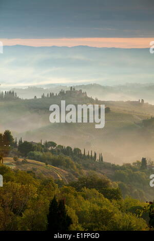 Am frühen Morgen Blick über nebligen Hügeln von San Gimignano, Toskana, Italien, Europa Stockfoto