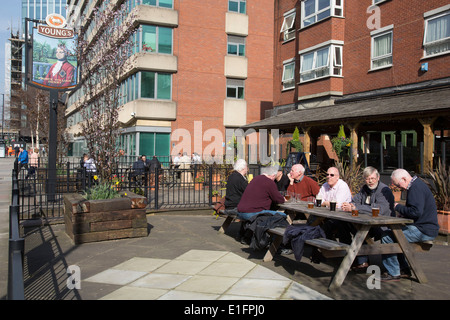 Gruppe der älteren Männer sitzen vor einem Pub trinken ihren Pints in der Sonne in Southwark, London, UK. Stockfoto