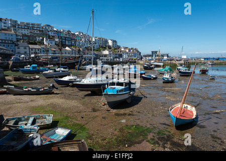 Hafen von Brixham Devon bei Ebbe mit Booten und Yachten im Hafen festgemacht und Reihenhäuser in Brixham Stadt im Hintergrund. Stockfoto