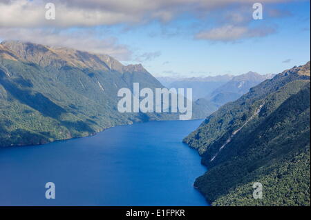 Antenne an einem riesigen Fjord im Fjordland National Park, UNESCO-Weltkulturerbe, Südinsel, Neuseeland, Pazifik Stockfoto