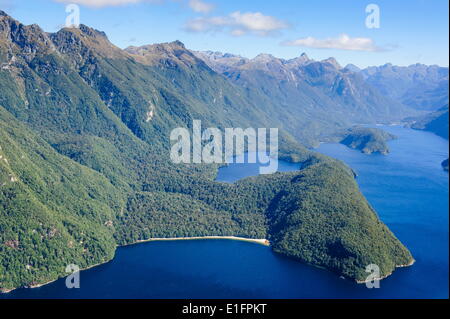 Antenne an einem riesigen Fjord im Fjordland National Park, UNESCO-Weltkulturerbe, Südinsel, Neuseeland, Pazifik Stockfoto