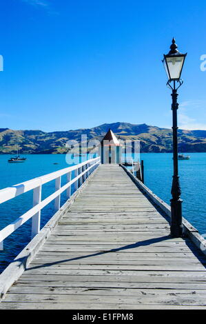 Lange Holzmole in Akaroa, Banks Peninsula, Canterbury, Südinsel, Neuseeland, Pazifik Stockfoto