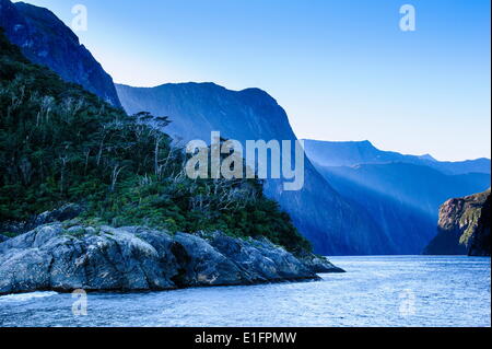 Frühen Morgenlicht in Milford Sound, Fiordland-Nationalpark, zum UNESCO-Weltkulturerbe, Südinsel, Neuseeland, Pazifik Stockfoto