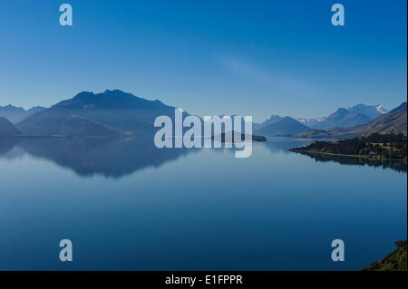 Türkisfarbenen Wasser des Lake Wakatipu, rund um Queenstown, Otago, Südinsel, Neuseeland, Pazifik Stockfoto