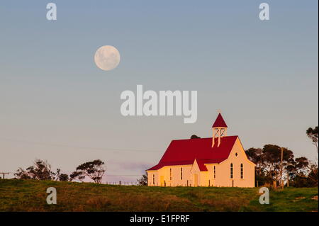 Vollmond hinter einer kleinen Kapelle, Westcoast, Northland, North Island, Neuseeland, Pazifik Stockfoto