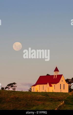 Vollmond hinter einer kleinen Kapelle, Westcoast, Northland, North Island, Neuseeland, Pazifik Stockfoto