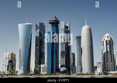 Die Innenstadt von Doha mit seiner beeindruckenden Skyline der Wolkenkratzer, Doha, Katar, Nahost Stockfoto