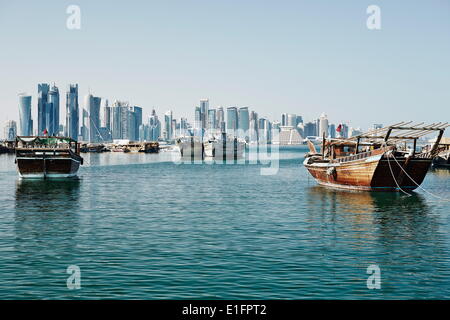 Die Innenstadt von Doha mit seiner beeindruckenden Skyline der Wolkenkratzer und authentische Dhaus in der Bucht, Doha, Katar, Nahost Stockfoto