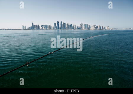 Die Innenstadt von Doha mit seiner beeindruckenden Skyline der Wolkenkratzer, Doha, Katar, Nahost Stockfoto