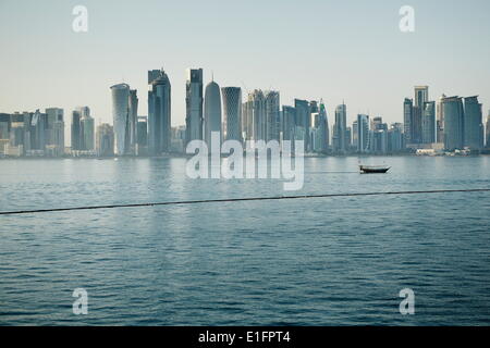 Die Innenstadt von Doha mit seiner beeindruckenden Skyline der Wolkenkratzer, Doha, Katar, Nahost Stockfoto