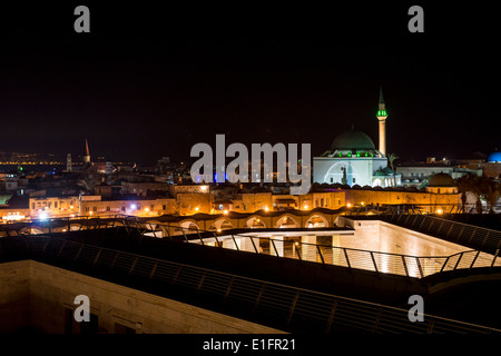 Israel. Die Stadt Akko bei Nacht. Die Al-Jezzar-Moschee ist auf der rechten Seite sehen. Die Lichter von Haifa sind weit links im Hintergrund Stockfoto