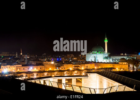 Israel. Die Stadt Akko bei Nacht. Die Al-Jezzar-Moschee ist auf der rechten Seite sehen. Die Lichter von Haifa sind weit links im Hintergrund Stockfoto