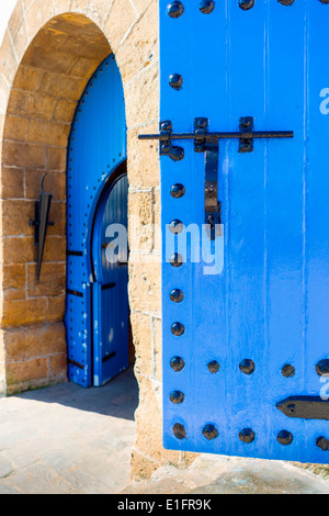 Ansicht des Café Maure eingebaut Teil der alten Stadtmauer, die umgeben von der alten Medina in Casablanca, Marokko. Stockfoto