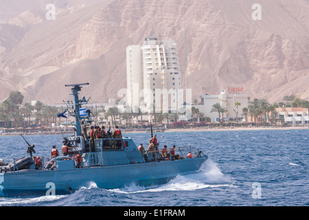 Eine israelische Patrouillenboot segelt in der Nähe der ägyptisch-israelischen/Grenze bei Eilat/Tabba und das Hilton Taba. Stockfoto