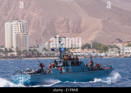 Eine israelische Patrouillenboot segelt in der Nähe der ägyptisch-israelischen/Grenze bei Eilat/Tabba und das Hilton Taba. Stockfoto