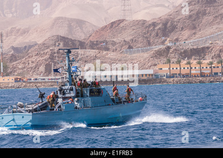 Eine israelische Patrouillenboot segelt in der Nähe der ägyptisch-israelischen/Grenze bei Eilat/Tabba und das Hilton Taba. Stockfoto