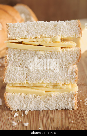 Rustikalen Stil Hand geschnitten und Cheddar-Käse-Sandwich gemacht mit hausgemachtem Brot Stockfoto