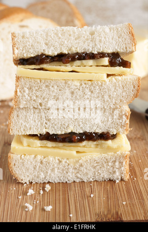 Rustikalen Stil Hand geschnitten und Cheddar Käse und Gurke Sandwich gemacht mit hausgemachtem Brot Stockfoto