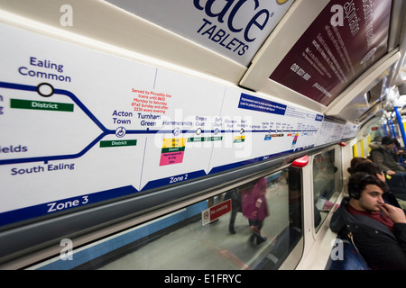 Londoner U-Bahn Karte angezeigt innerhalb des Zuges, UK Stockfoto