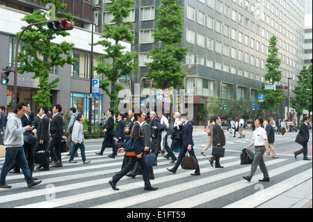 Tokyo Japan Mai 2014 - Menschen Geschäftsleute Kreuzung Straße Yurachuko Bankenviertel Stockfoto