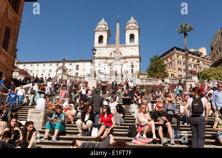 Touristen sitzen auf die spanische Treppe, Rom, Italien an einem sonnigen Frühlingstag Stockfoto