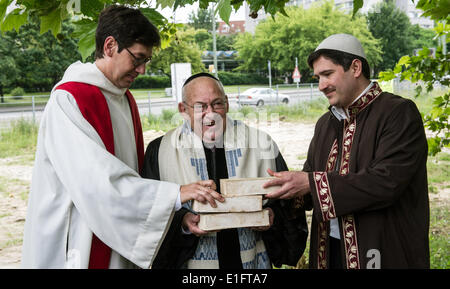 Berlin, Deutschland. 3. Juni 2014. Paster Gregor Hohberg (L-R), Rabby Tovia Ben-Chorin und Imam Kadir Sanci am Petriplatz in Berlin, Deutschland, 3. Juni 2014. Ein Sakralbau "House of One" wird es im Jahr 2015 gebaut werden, das Haus wird einer Synagoge, Kirche und eine Moschee. Ein gemeinsamen zentraler Raum wird ein Treffpunkt für Diskussionen sein. Spenden sind ein Stück durch Verkauf Ziegelsteine in Höhe von zehn Euro erhoben. Foto: PAUL ZINKEN/Dpa/Alamy Live News Stockfoto