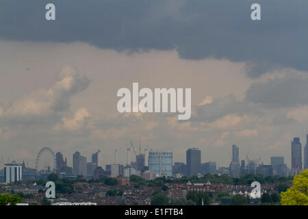 London UK. 3. Juni 2014. Dunkelheiten Wolken bedecken die Skyline von London und berühmten Sehenswürdigkeiten Credit: Amer Ghazzal/Alamy Live-Nachrichten Stockfoto