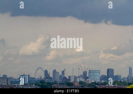 London UK. 3. Juni 2014. Dunkelheiten Wolken bedecken die Skyline von London und berühmten Sehenswürdigkeiten Credit: Amer Ghazzal/Alamy Live-Nachrichten Stockfoto