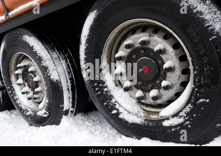 Räder von einem geparkten Anhänger im winter Stockfoto